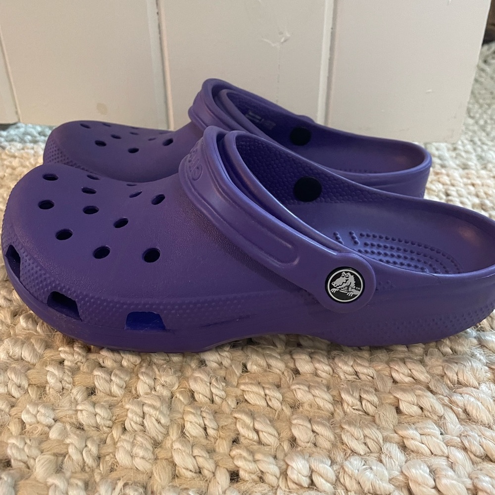 WOMENS PURPLE CROCS